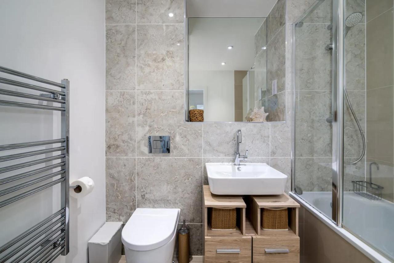 Stunning Riverside View Apartment, Near Canary Wharf & O2 Londyn Zewnętrze zdjęcie