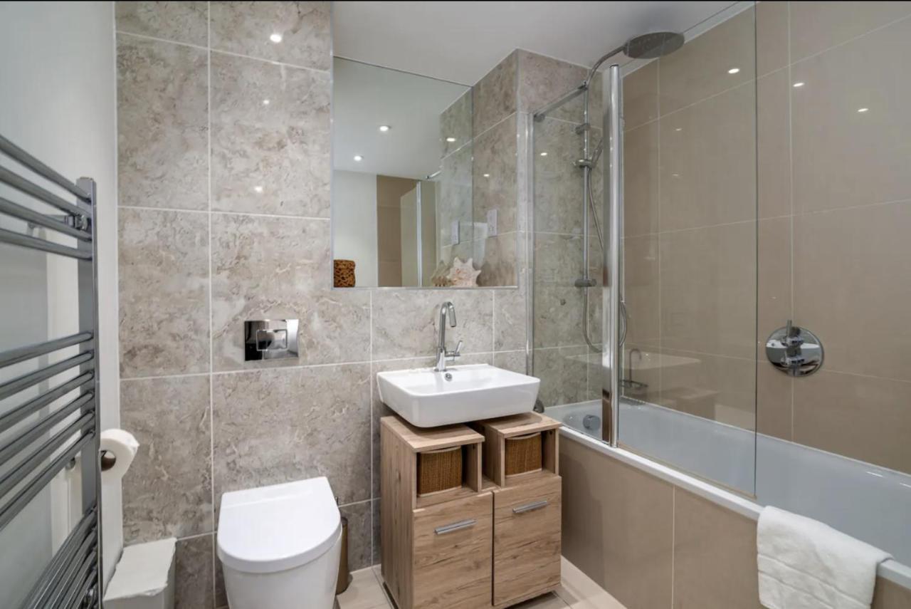 Stunning Riverside View Apartment, Near Canary Wharf & O2 Londyn Zewnętrze zdjęcie