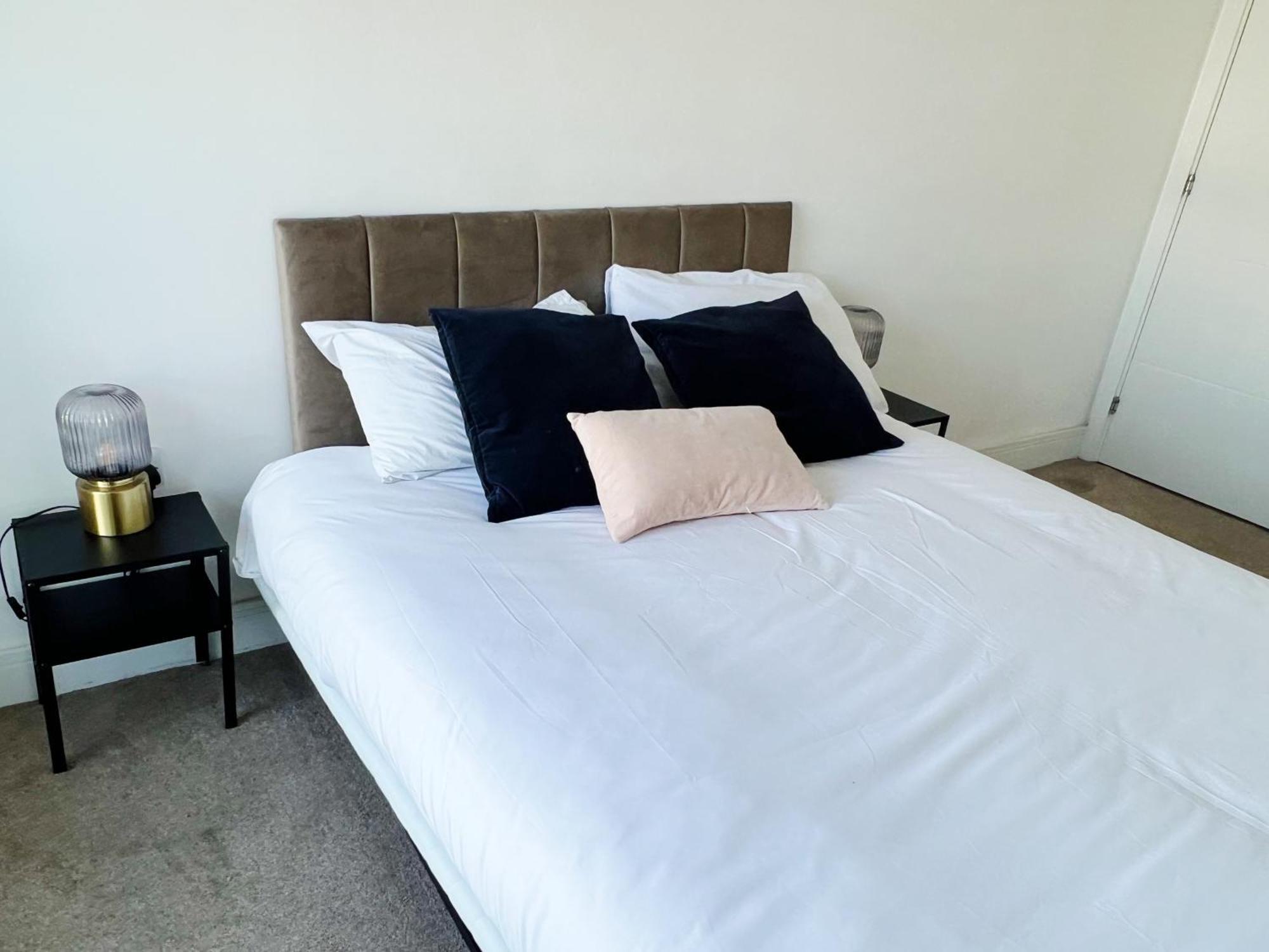 Stunning Riverside View Apartment, Near Canary Wharf & O2 Londyn Zewnętrze zdjęcie
